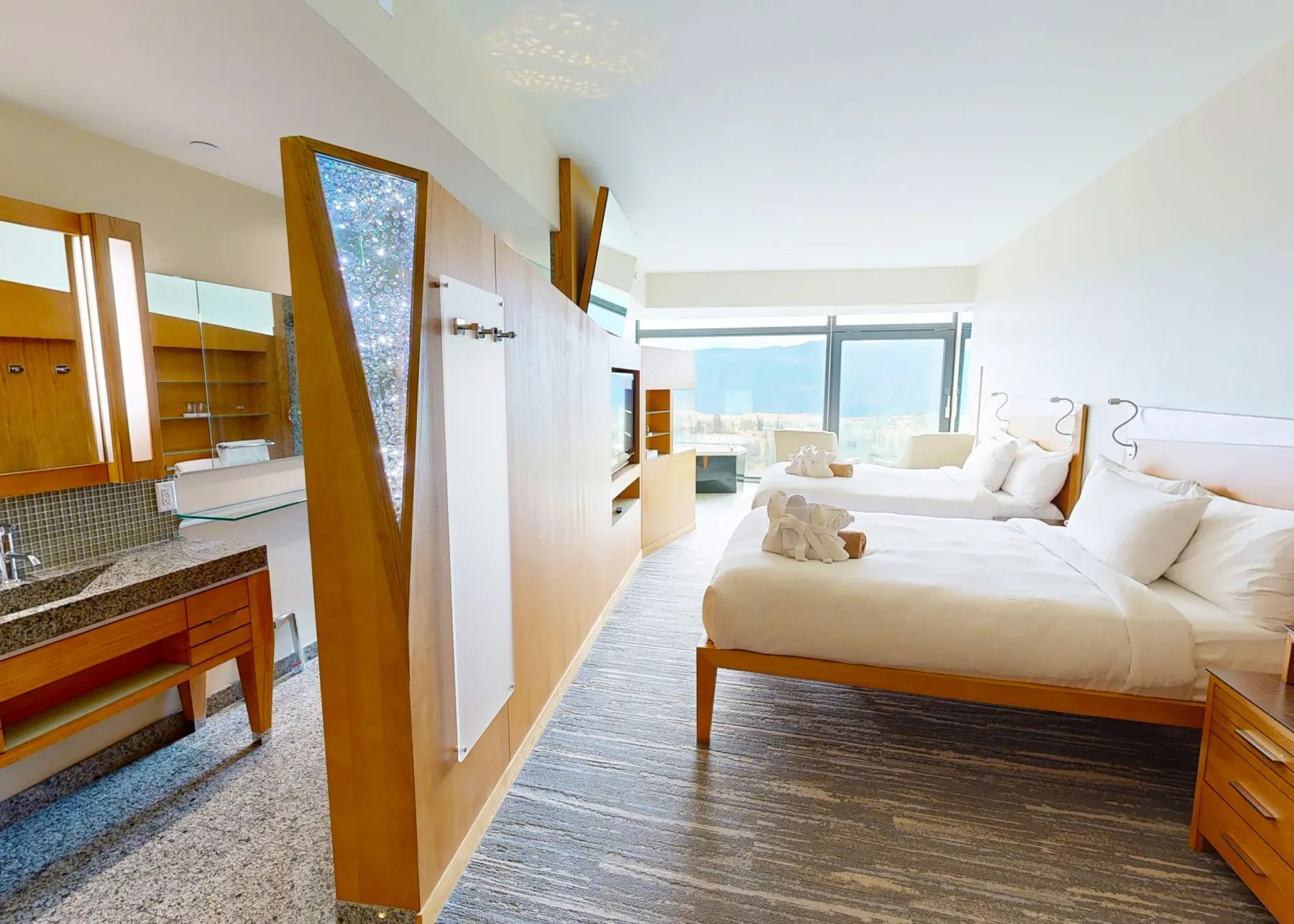 Habitación con vista a la montaña y camas queen