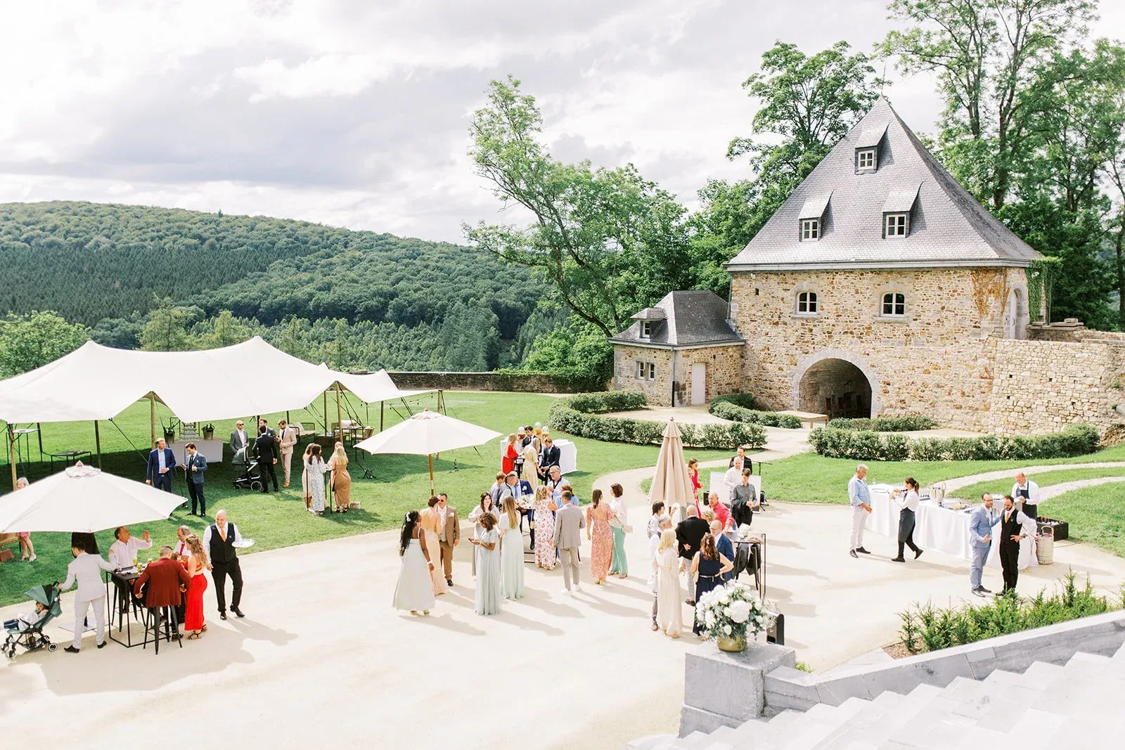 Recepción de boda en el jardín del castillo
