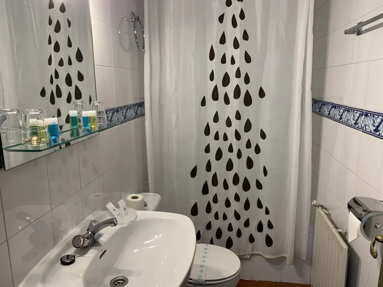 Double Room · 3/7