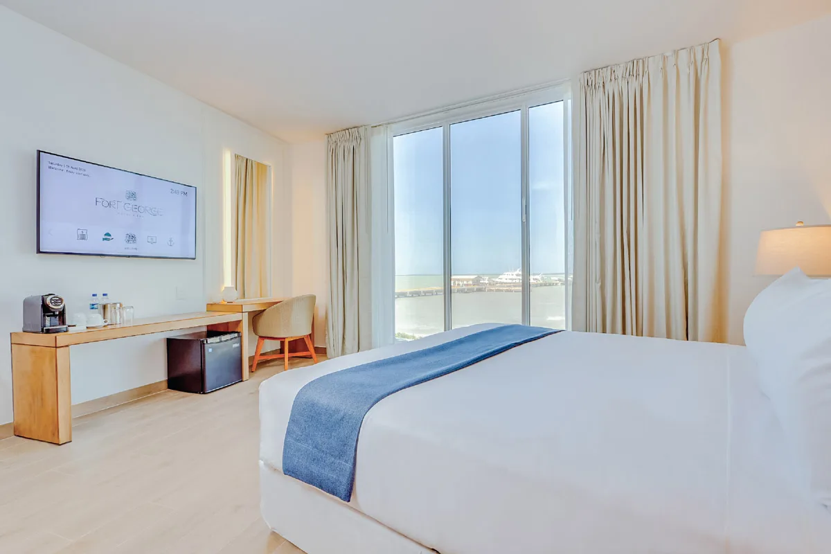 Habitación con vista al mar, cama y televisor