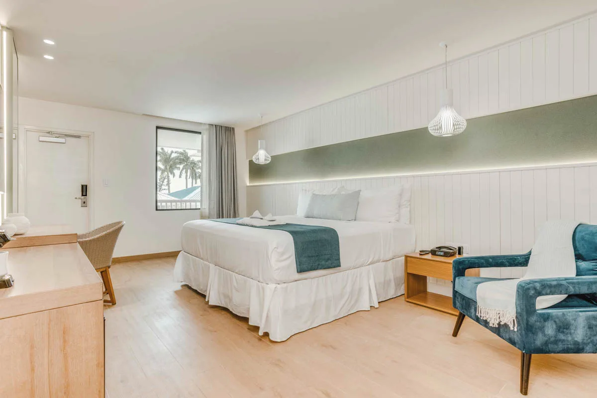 Habitación Deluxe con cama king, vista al patio y balcón