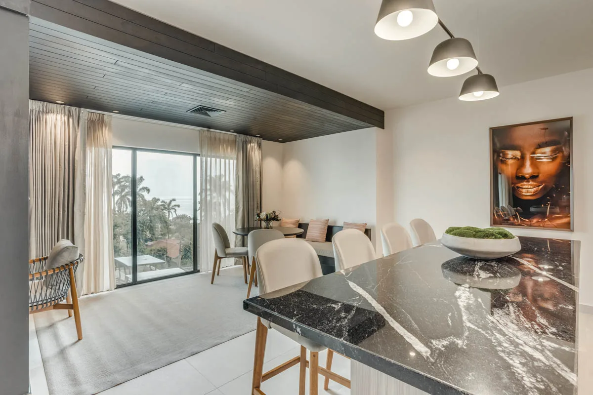Cocina y comedor del penthouse con vista al patio