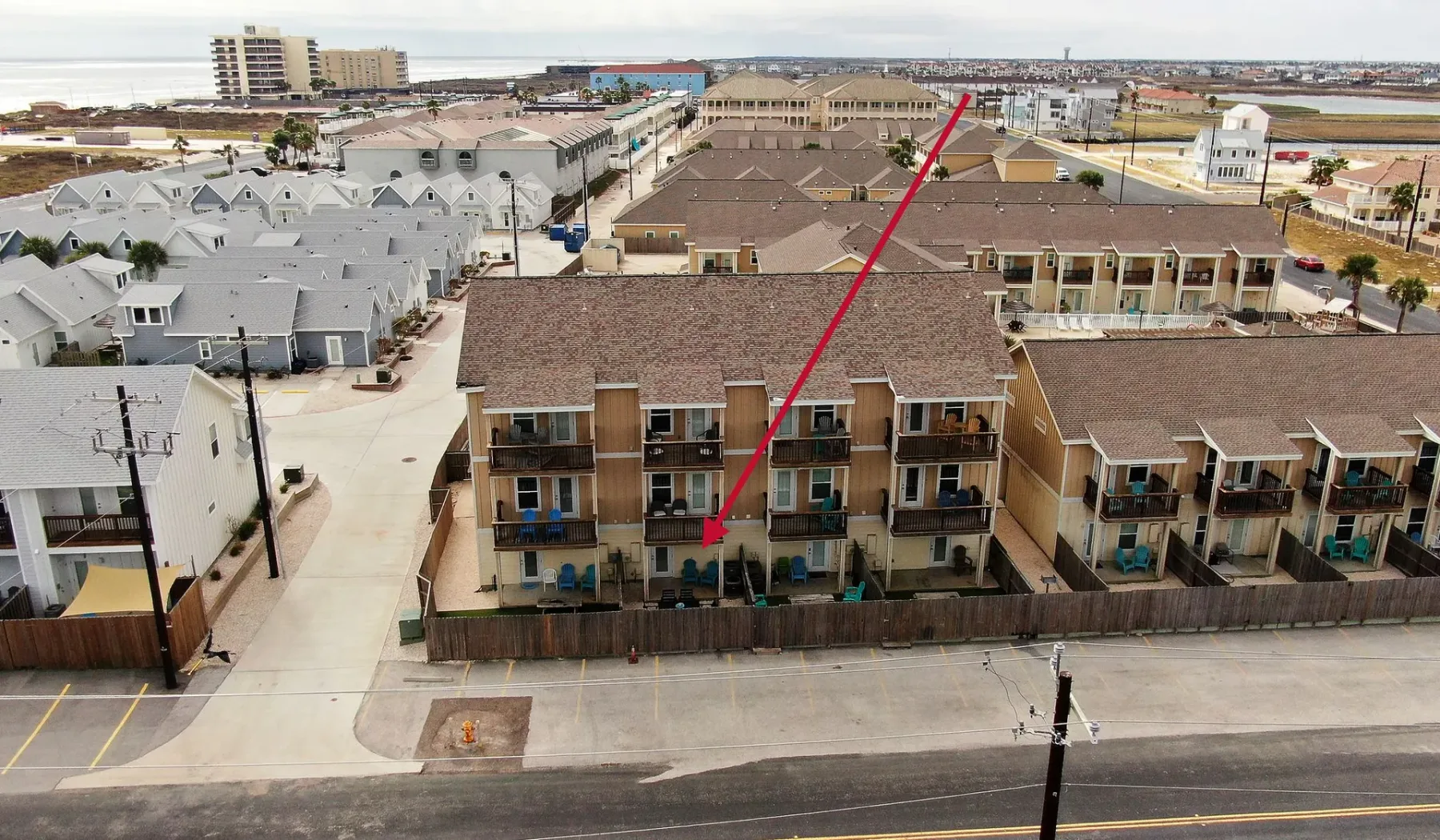 Vista aérea de un complejo residencial con edificios de apartamentos y calles pavimentadas.