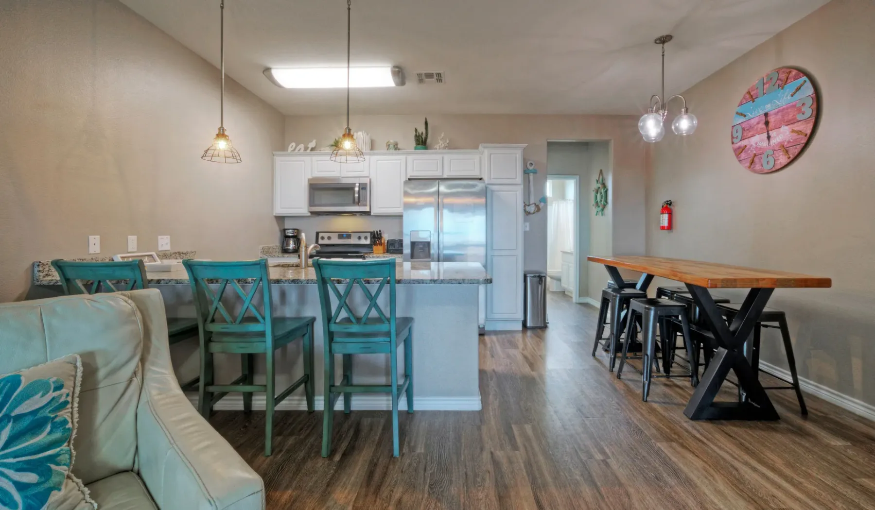 Una luminosa cocina-comedor de concepto abierto con una barra y una mesa.
