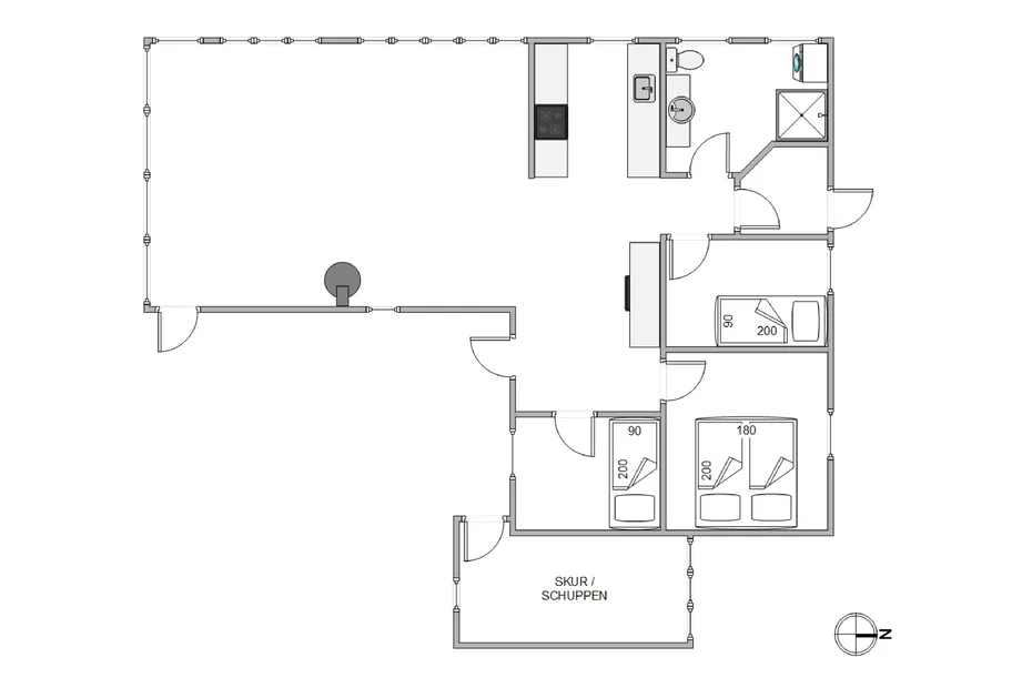 Un plano muestra varias habitaciones, un baño y una pequeña zona exterior.