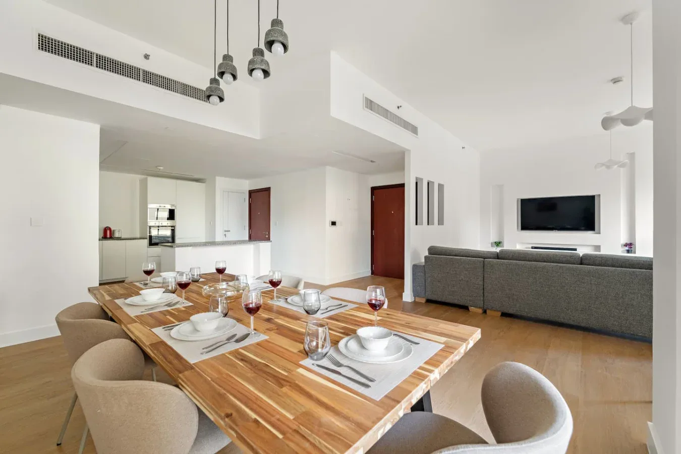 Un comedor y sala de estar de concepto abierto, con la mesa puesta y asientos.