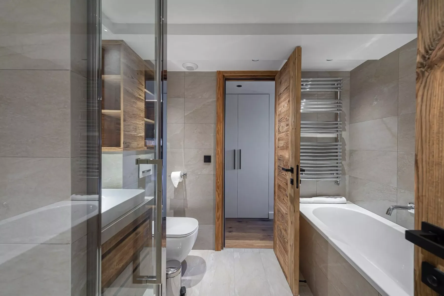 Un baño con bañera, lavabo e inodoro.
