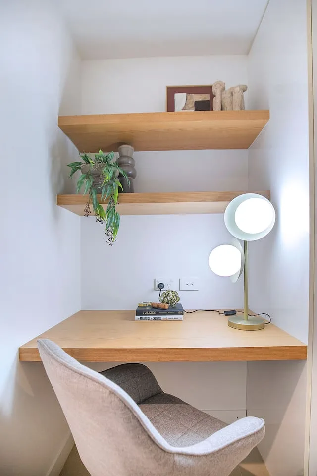 Trabaja o relájate con un libro en el acogedor rincón de estudio, equipado con estanterías de madera, iluminación suave y un cómodo sillón.