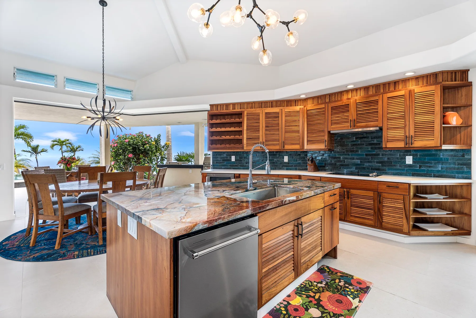 Una cocina luminosa con una isla grande y gabinetes de madera.