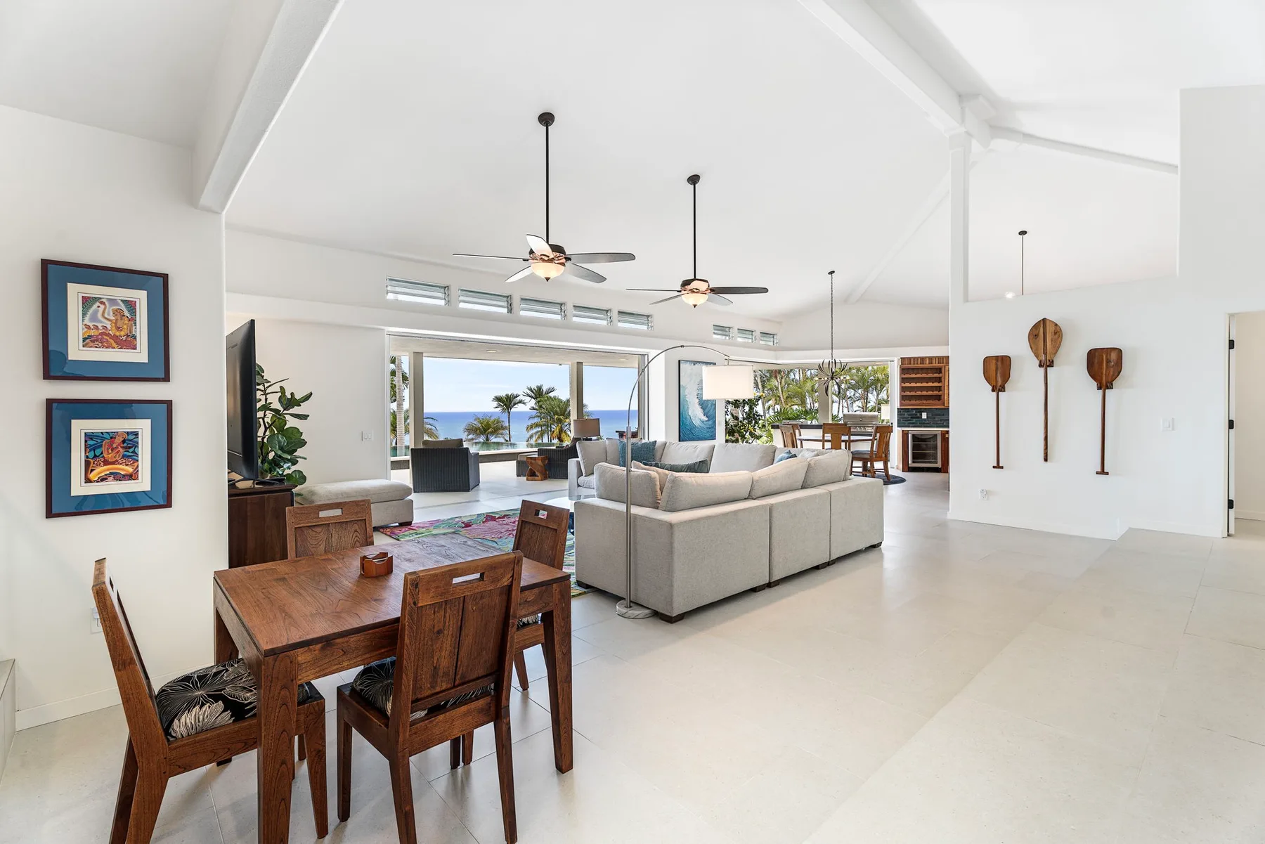 Una luminosa sala-comedor de concepto abierto con asientos y una mesa de comedor de madera.
