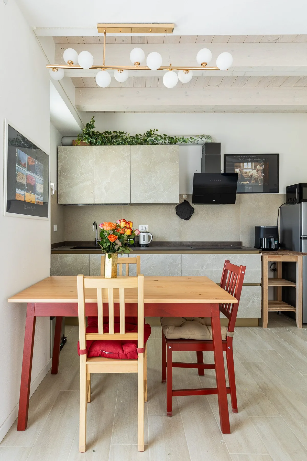Comedor junto a la cocina, con una mesa de madera y sillas.