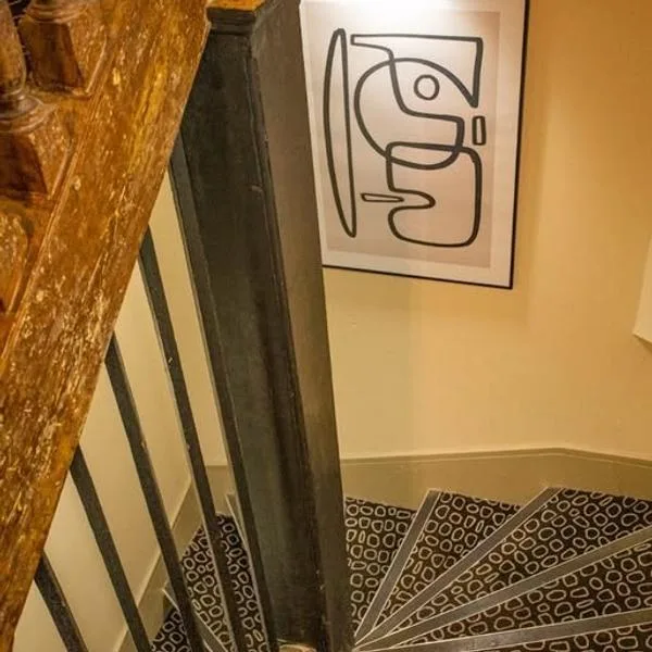 Detalle de un edificio parisino asociado con el Hotel Georgette