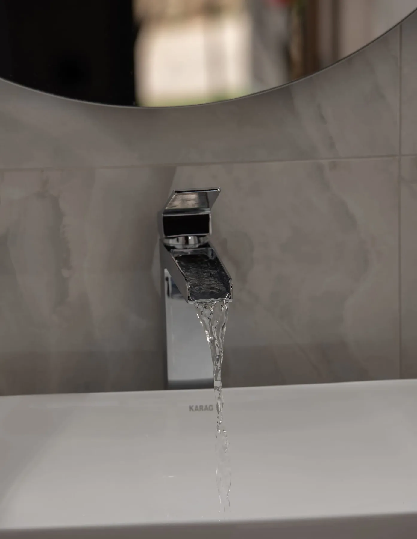 Grifo de baño moderno y acabado de mármol