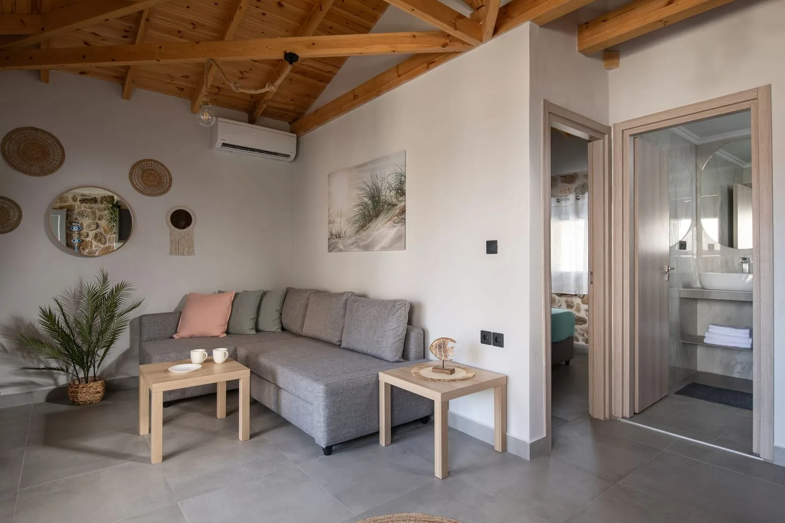 Sala de estar con sofá esquinero y aire acondicionado