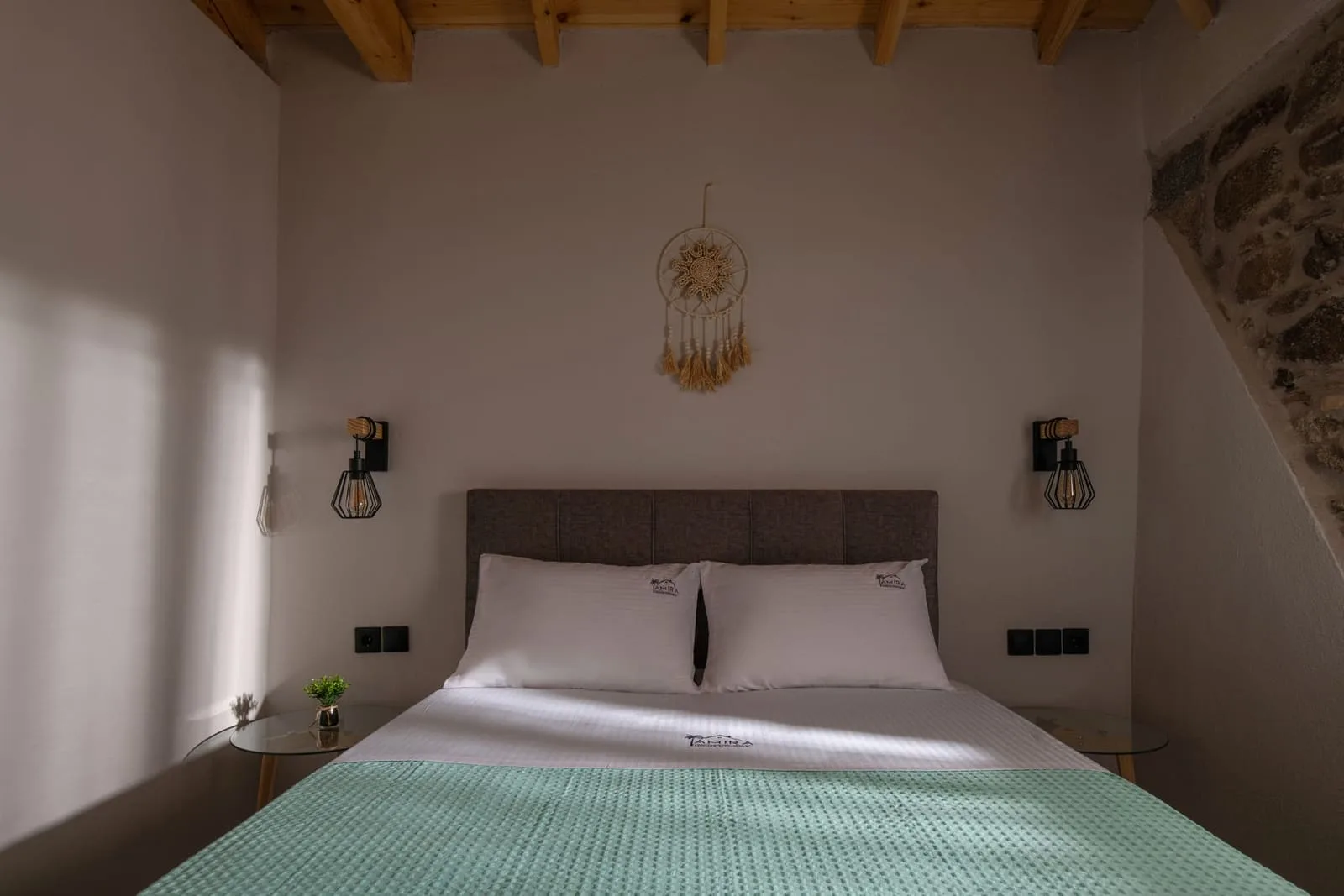 Cama doble con almohadas