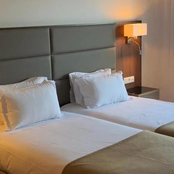 Habitación con dos camas individuales y vistas al pueblo