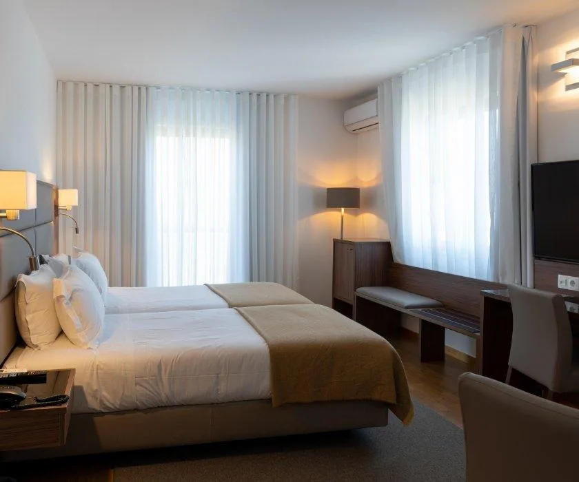 Habitación con dos camas individuales y vistas al pueblo
