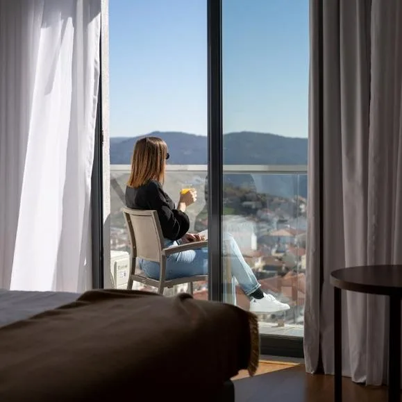 Habitación con dos camas individuales y vistas al pueblo