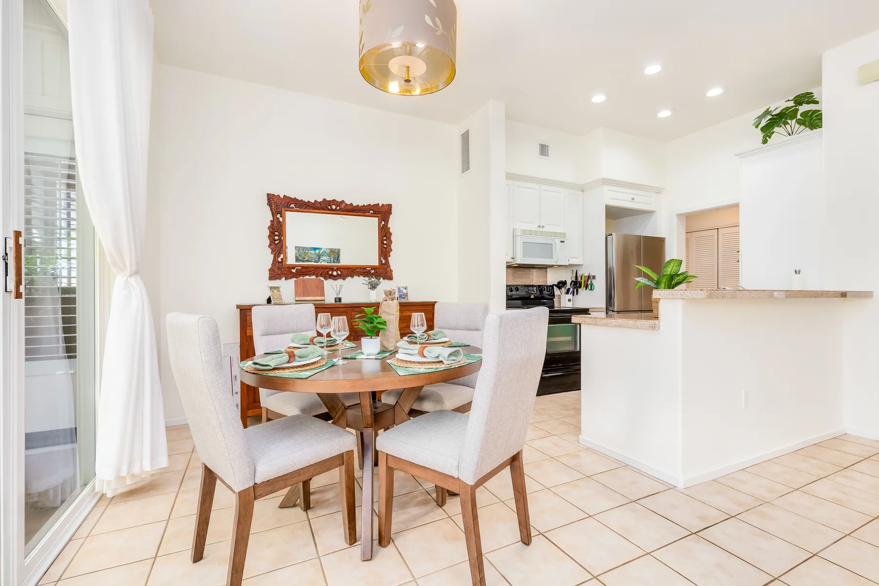 Un comedor se abre a una cocina luminosa con una barra para desayunar.
