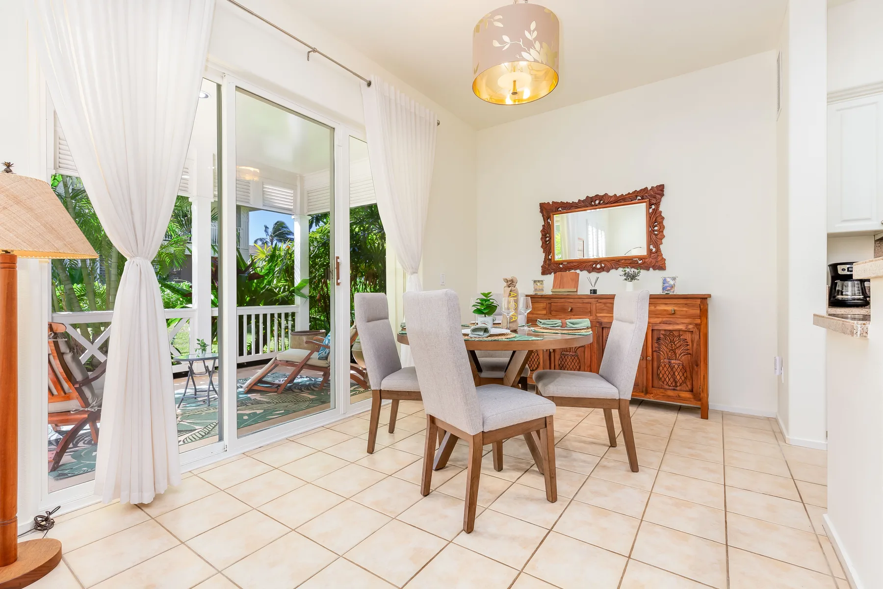 Un comedor luminoso con mesa, sillas y puertas corredizas de vidrio que dan a un patio.