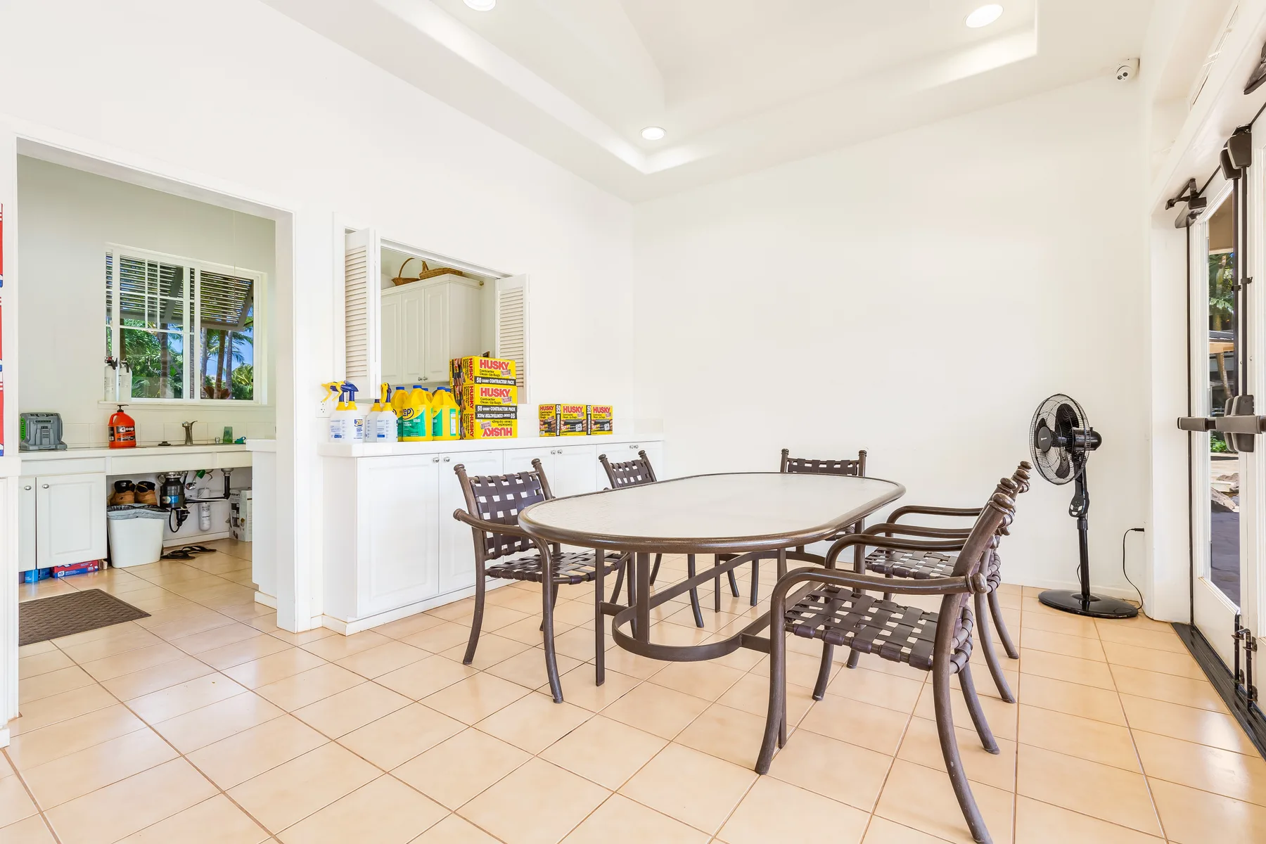 Un comedor luminoso con una mesa y sillas junto a una cocina abierta.