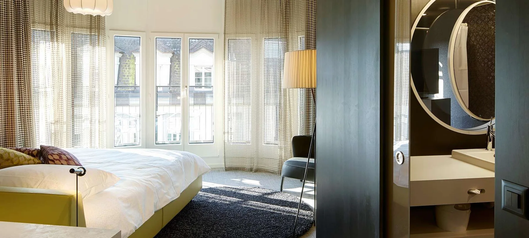 Suite júnior lifestyle con una cama junto a la ventana