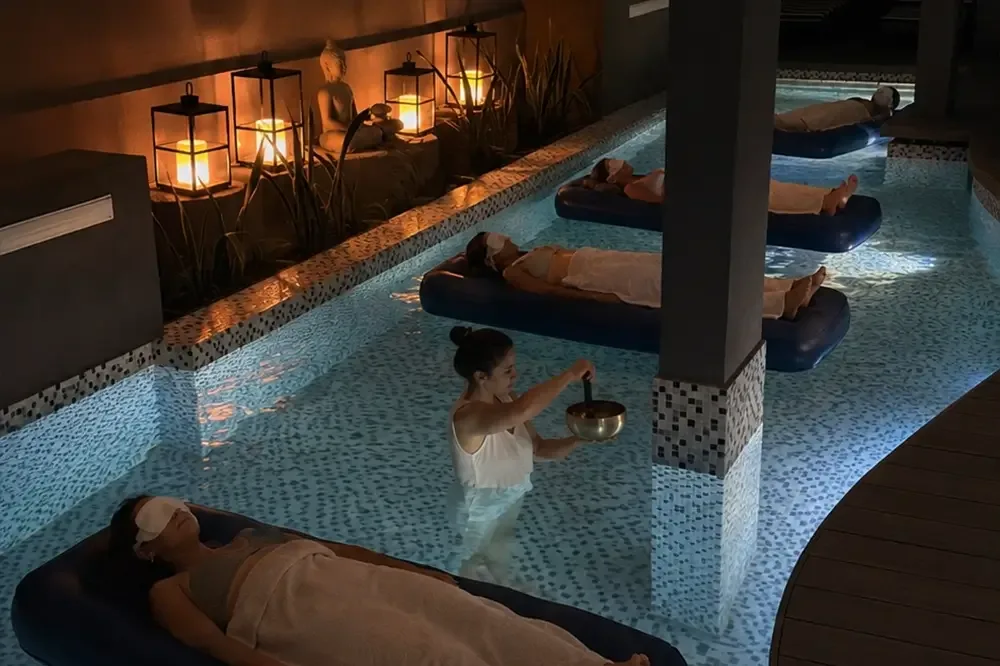 Piscina climatizada del hotel