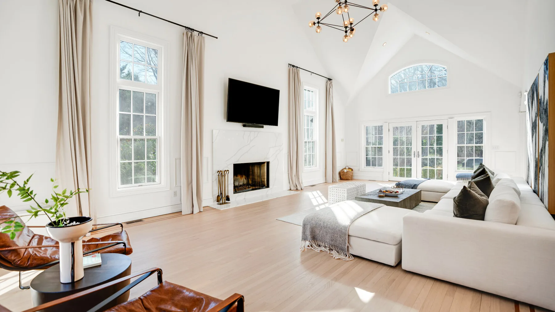 Una sala de estar luminosa con una zona de asientos y una chimenea.