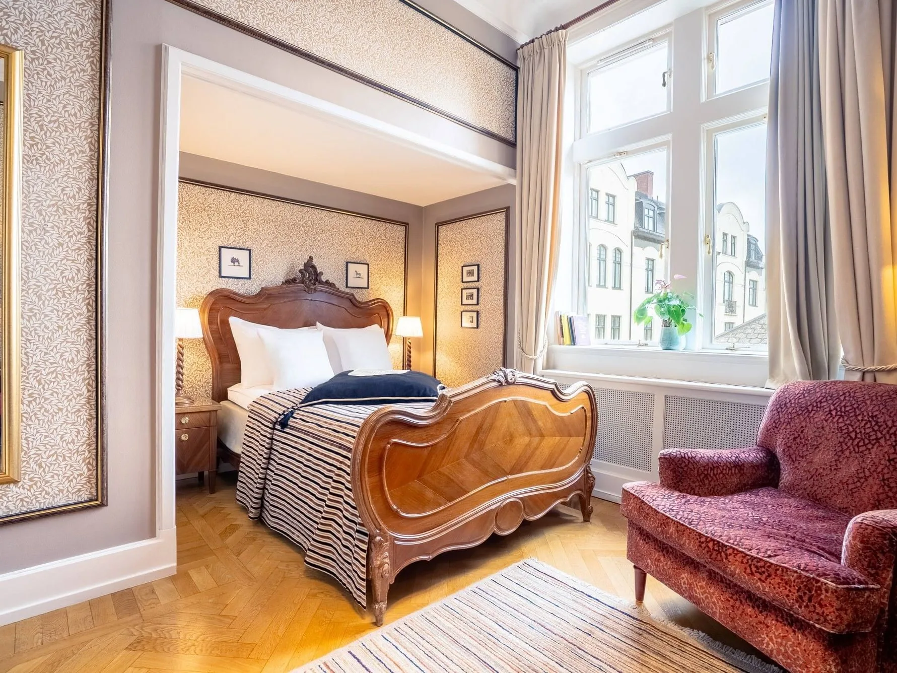 Habitación clásica con cama de matrimonio