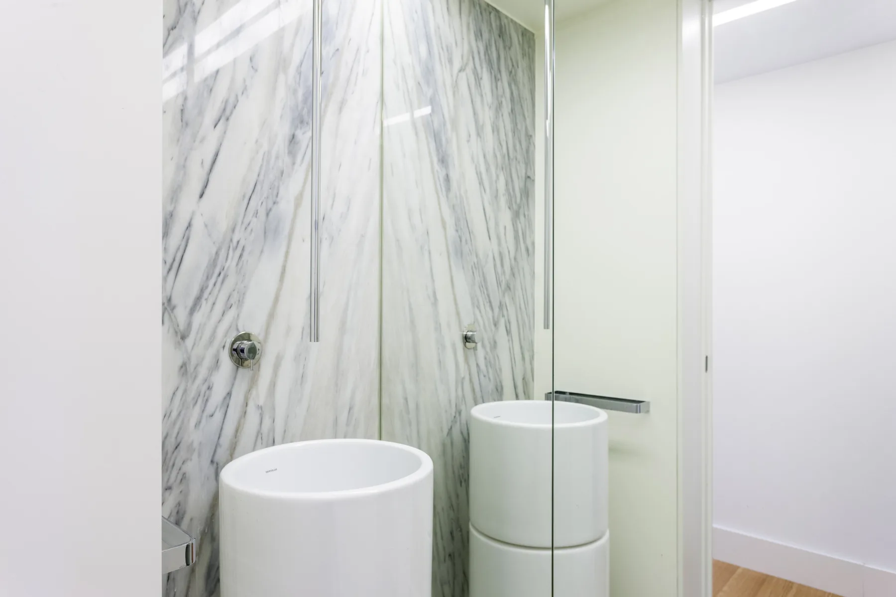 A bathroom with a vessel sink and a mirrored cabinet.