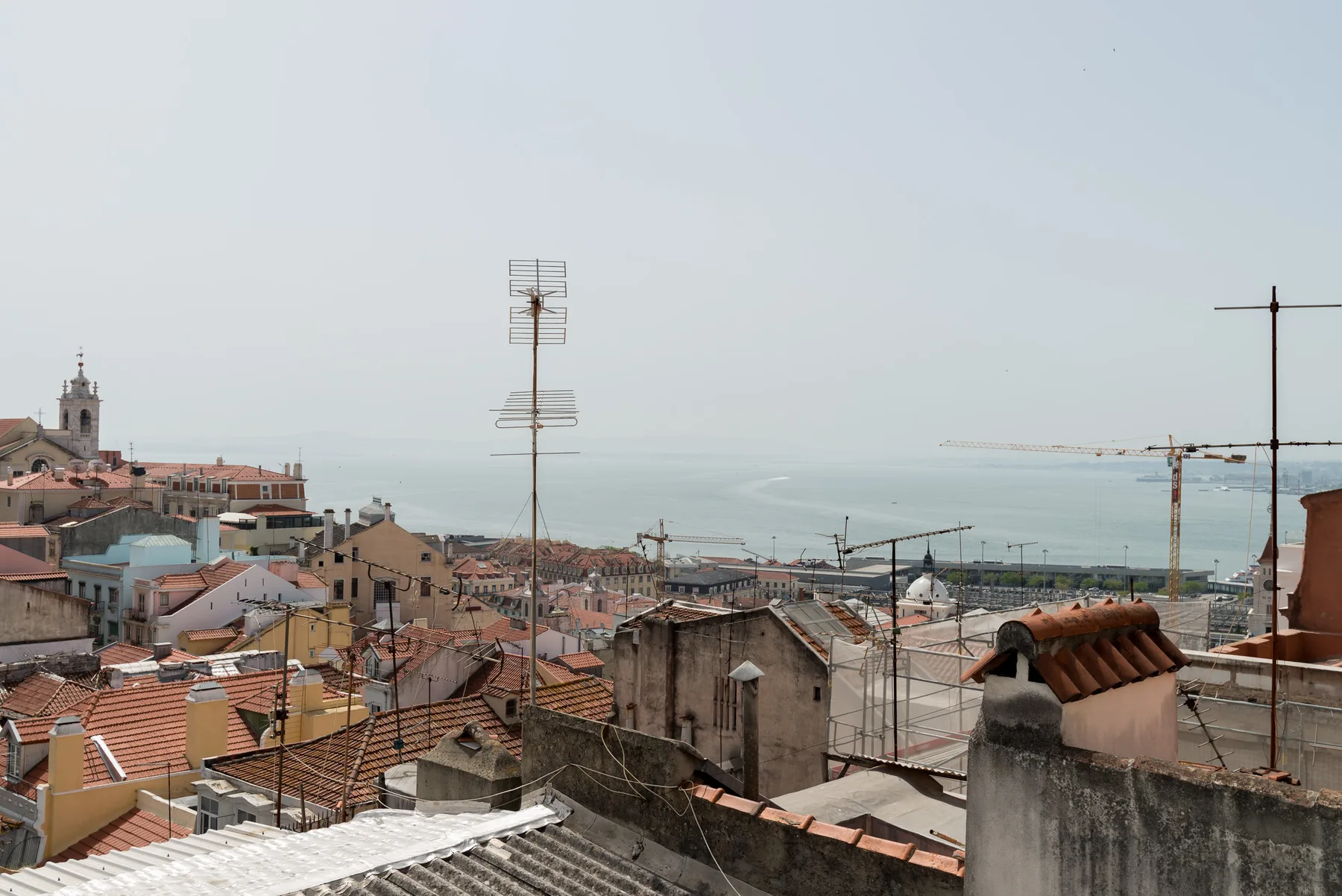 Los tejados dan al mar en un paisaje urbano costero.