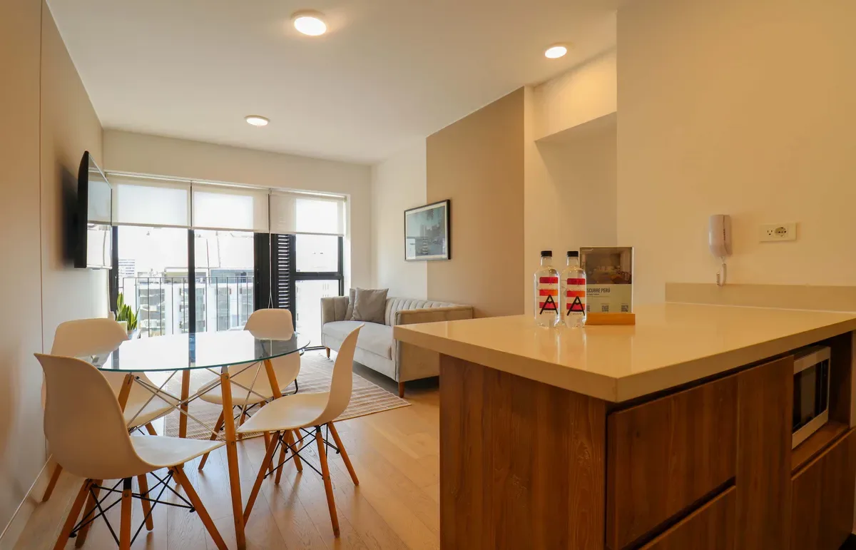 Charming 2BR w/ Balcony & View in Miraflores