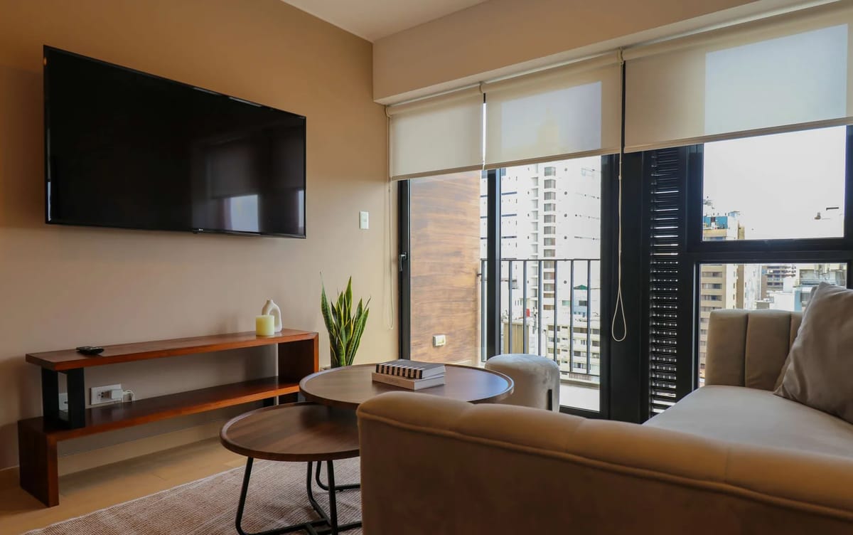 Charming 2BR w/ Balcony & View in Miraflores