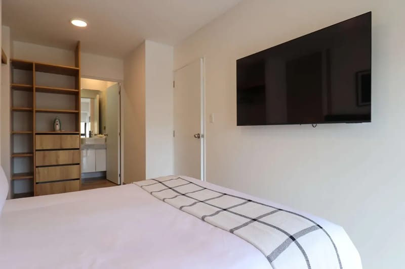Charming 2BR w/ Balcony & View in Miraflores