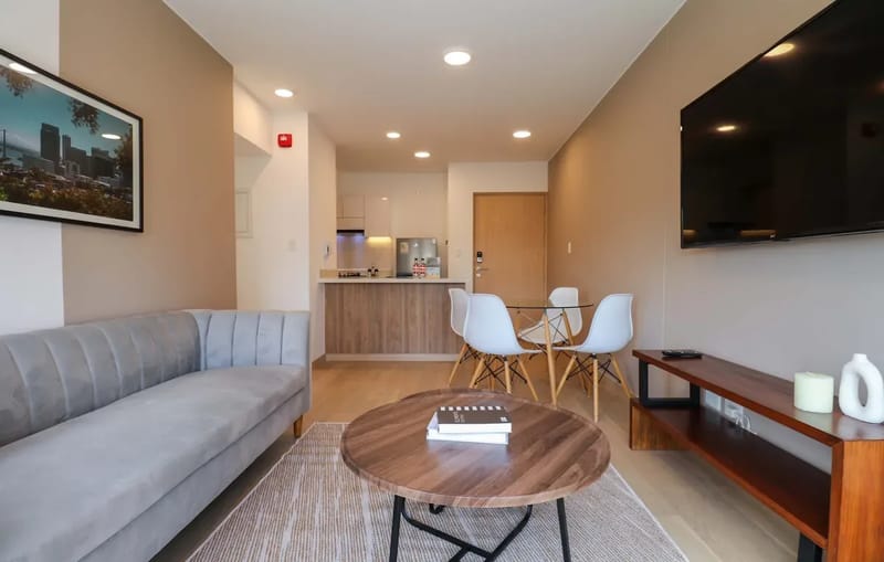 Charming 2BR w/ Balcony & View in Miraflores
