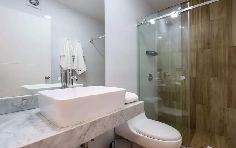 Charming 2BR w/ Balcony & View in Miraflores