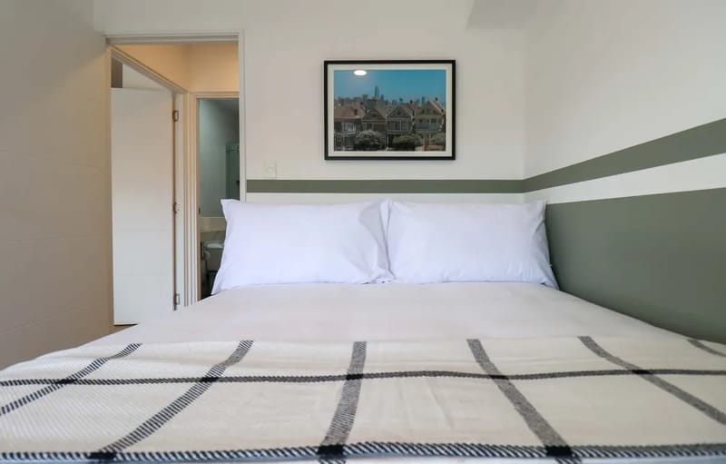 Charming 2BR w/ Balcony & View in Miraflores