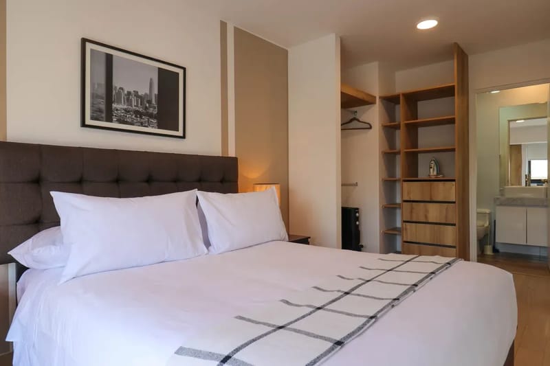 Charming 2BR w/ Balcony & View in Miraflores