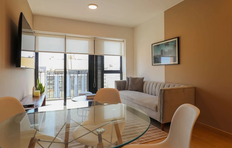 Charming 2BR w/ Balcony & View in Miraflores