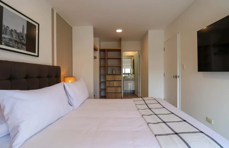 Charming 2BR w/ Balcony & View in Miraflores