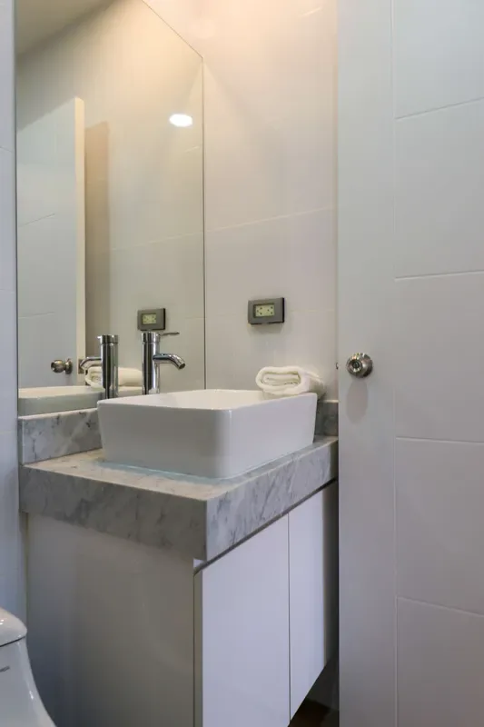 Charming 2BR w/ Balcony & View in Miraflores