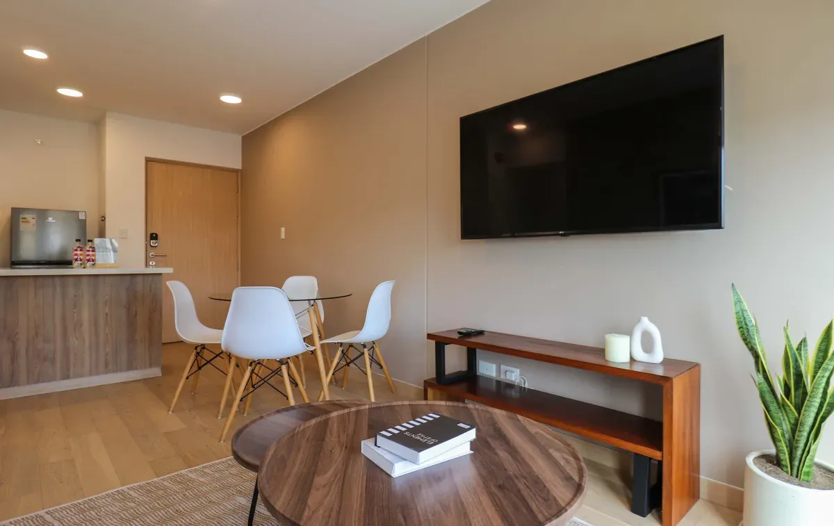Charming 2BR w/ Balcony & View in Miraflores