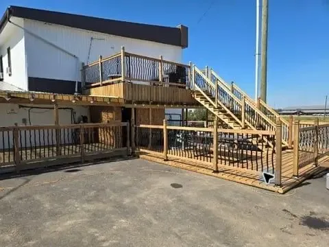 Terraza al aire libre con licencia para servir alcohol en el Rycroft Hotel, a la luz del día