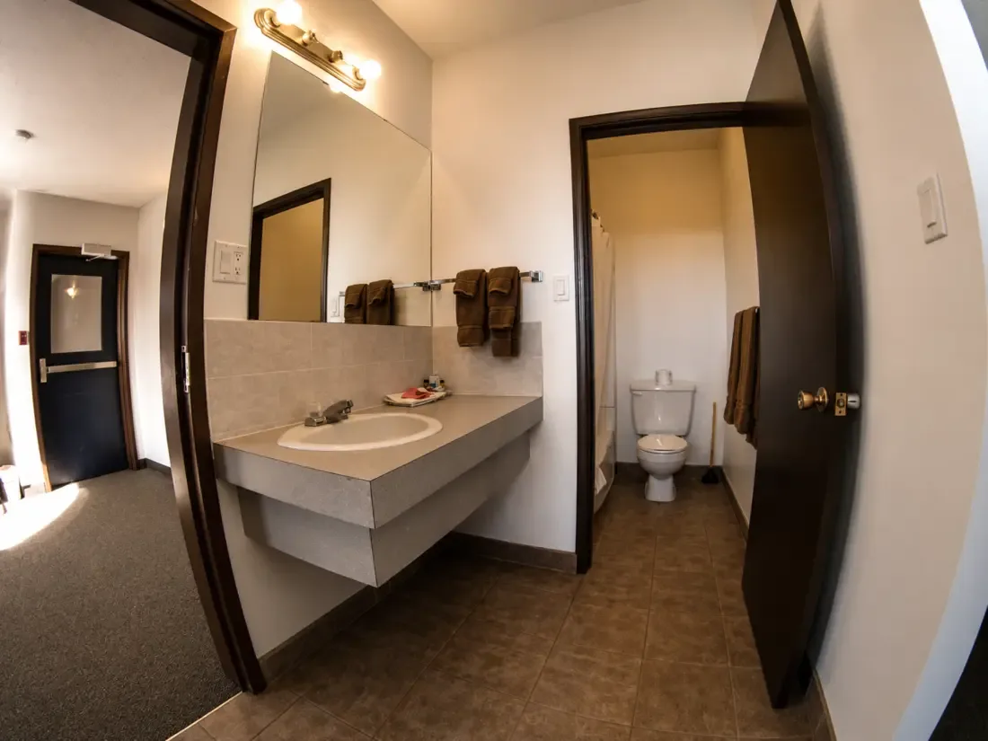 Baño para huéspedes y lavabo con mueble