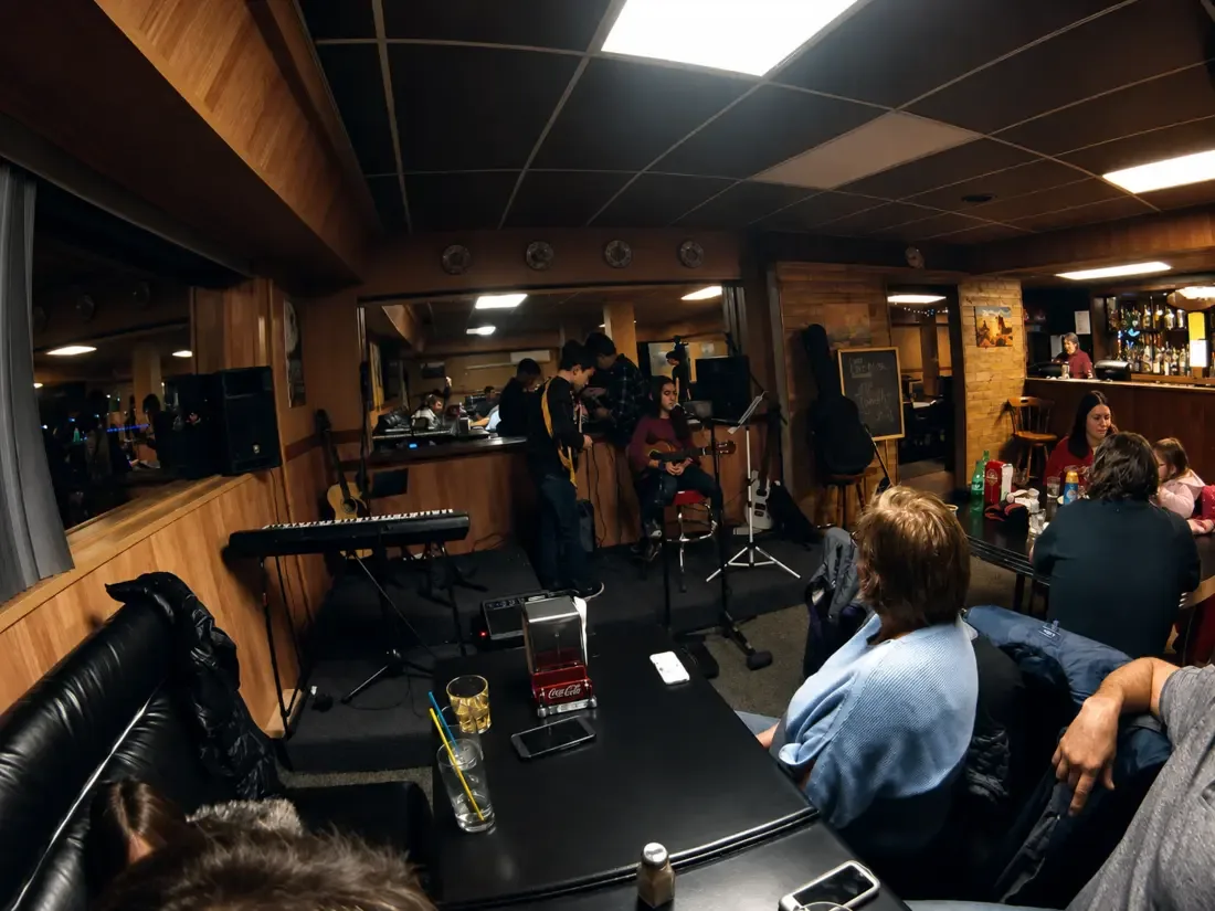 Noche de música en vivo dentro del hotel