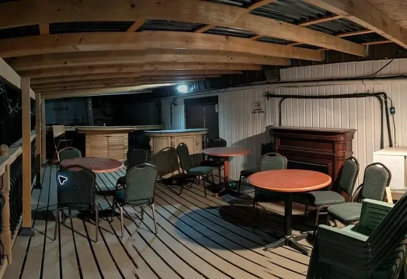 Zona de asientos cubierta en la terraza con licencia para servir alcohol del Rycroft Hotel