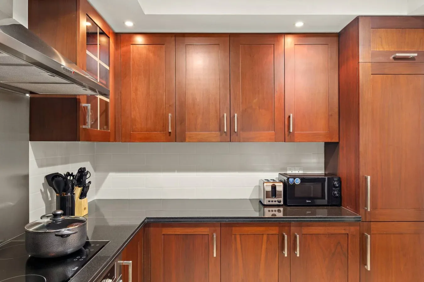 Una cocina moderna con gabinetes de madera, una encimera y electrodomésticos.