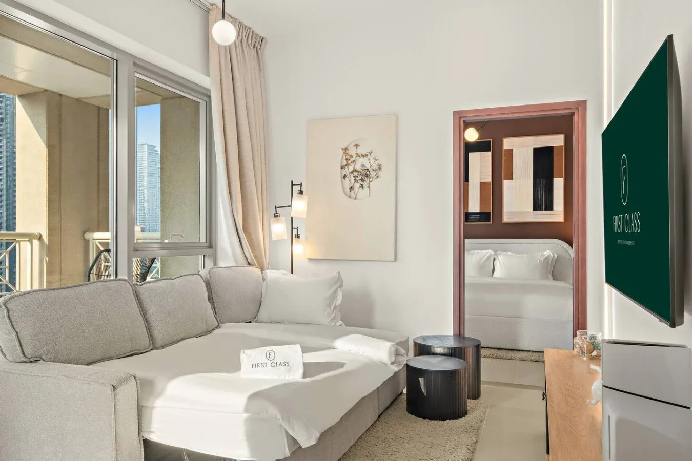 Una sala luminosa con una amplia zona de asientos junto a ventanas altas.