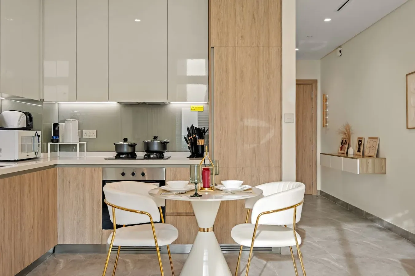 Una cocina moderna y zona de comedor con una mesa junto a la encimera.