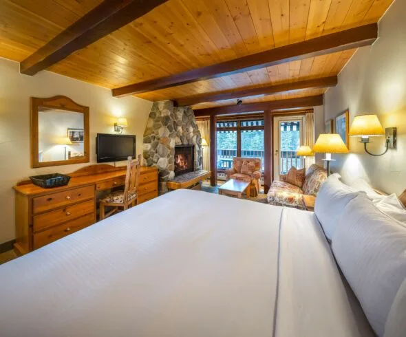Habitación Premier con cama king y chimenea de piedra